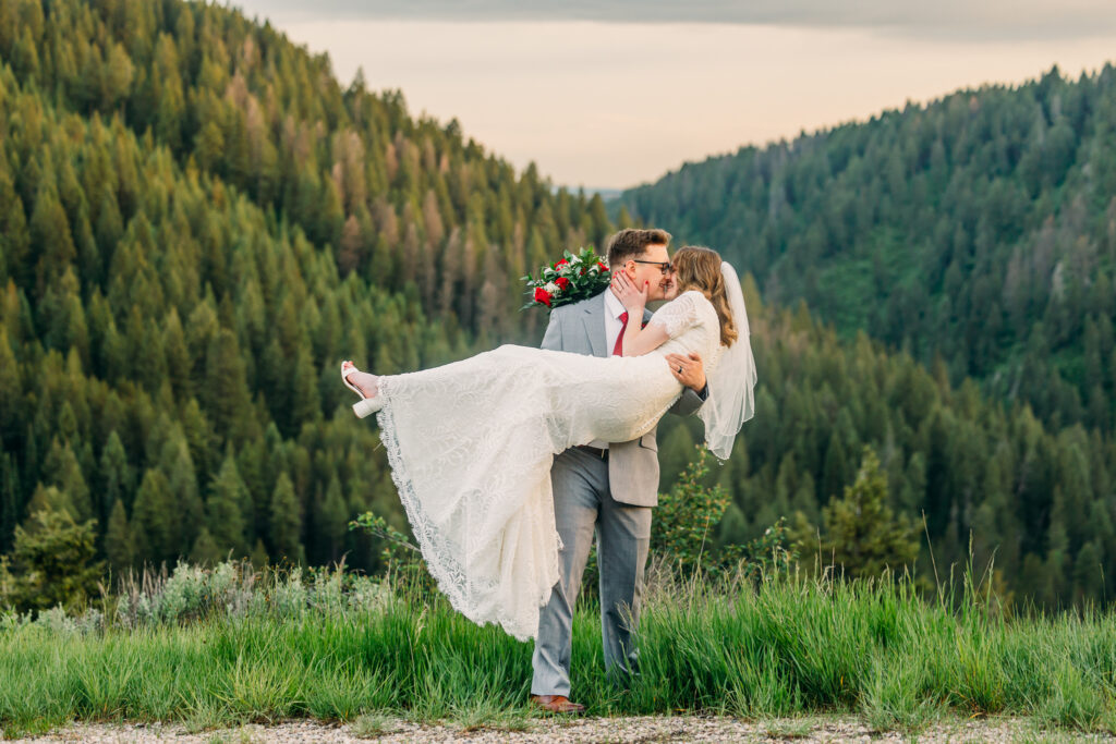 Upper Mesa Falls Wedding photography bride and groom red roses