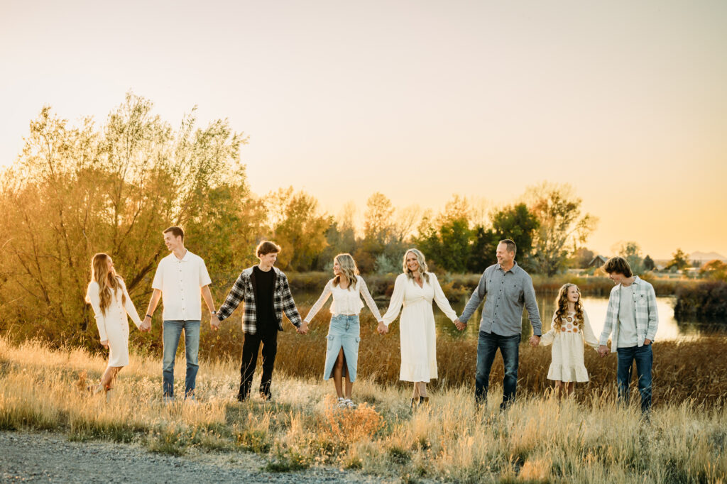 Idaho Falls family photographer mini session fall snake river outfit inspirations