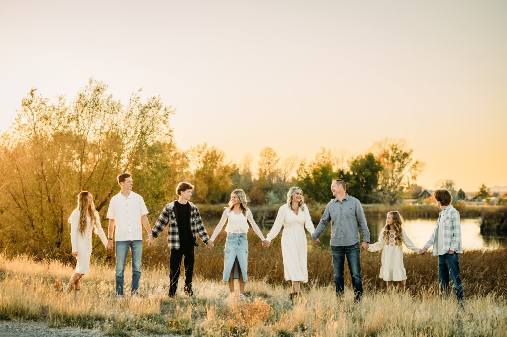 Idaho Falls family photographer mini session fall snake river outfit inspirations