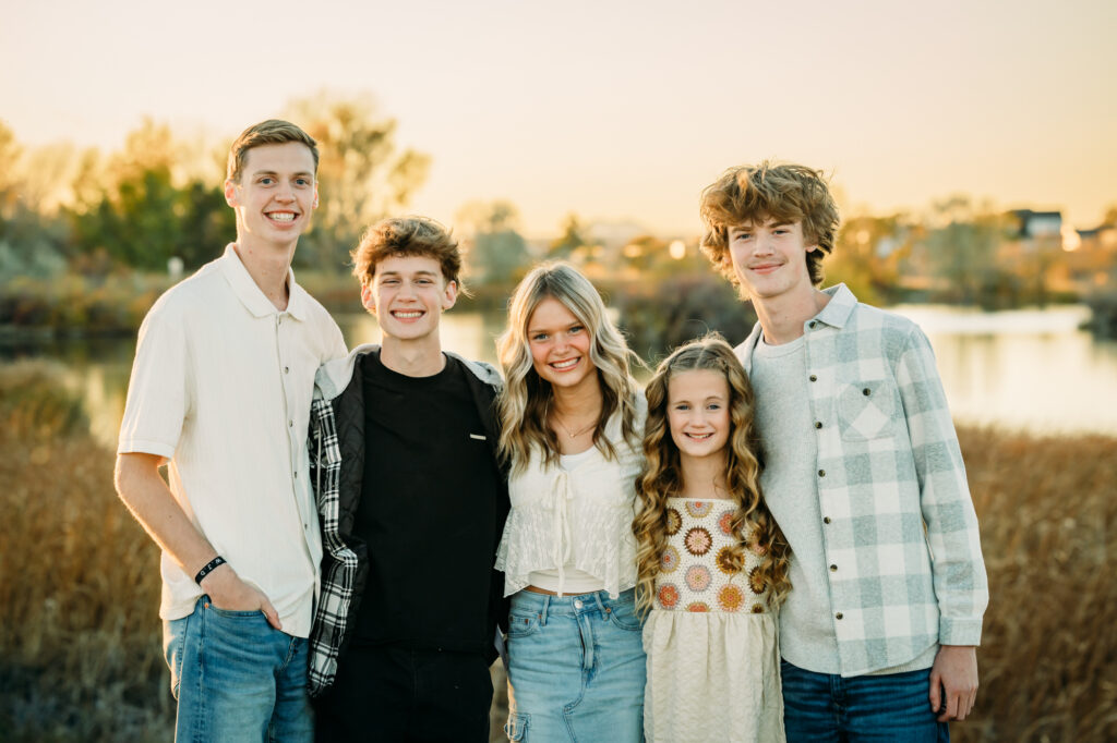 Idaho Falls family photographer mini session fall snake river outfit inspirations