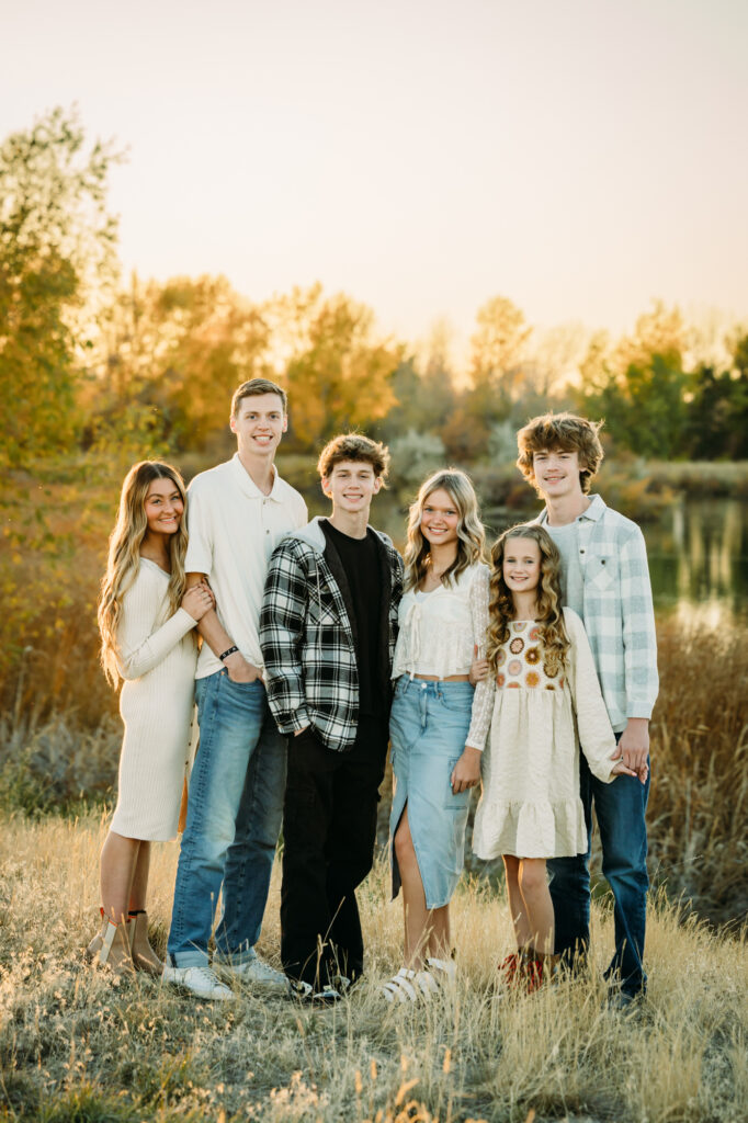 Idaho Falls family photographer mini session fall snake river outfit inspirations